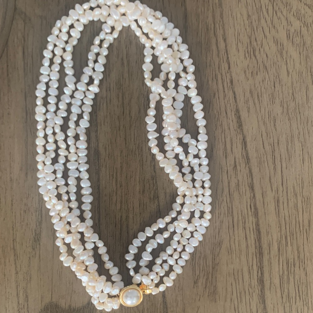 Elegant Pearl Necklace with Gold Clasp